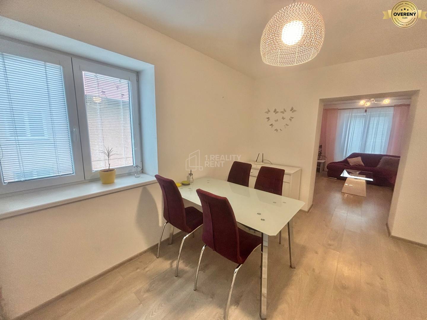 kuchyňa s jedálenským stolom