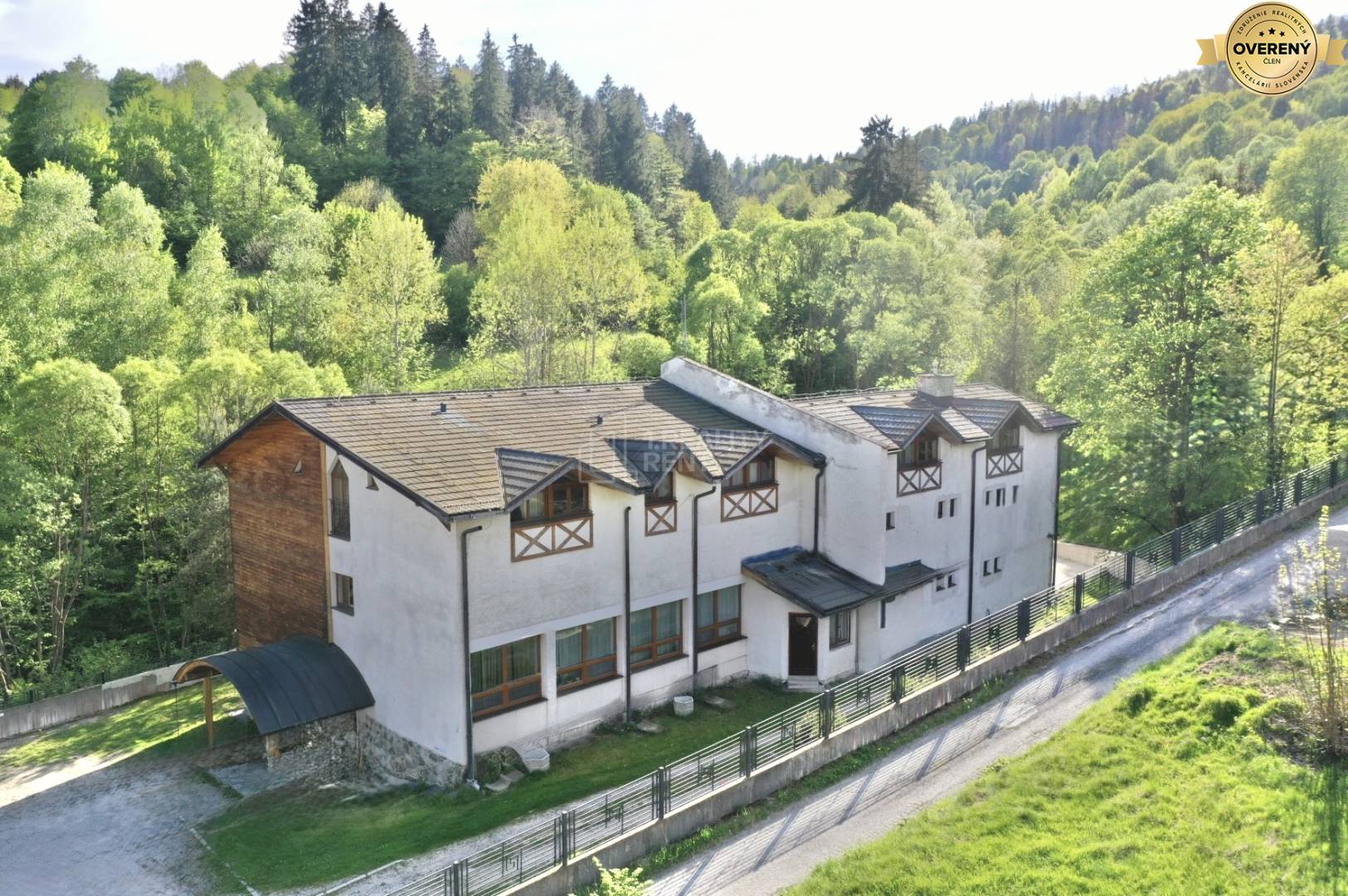 Penzión, Krásno nad Kysucou, obklopený lesmi, s prístupovou cestou popri budove.