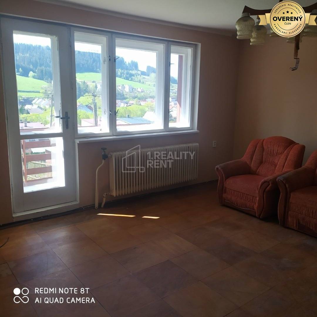 rodinný dom Svrčinovec- obývačka s balkónom