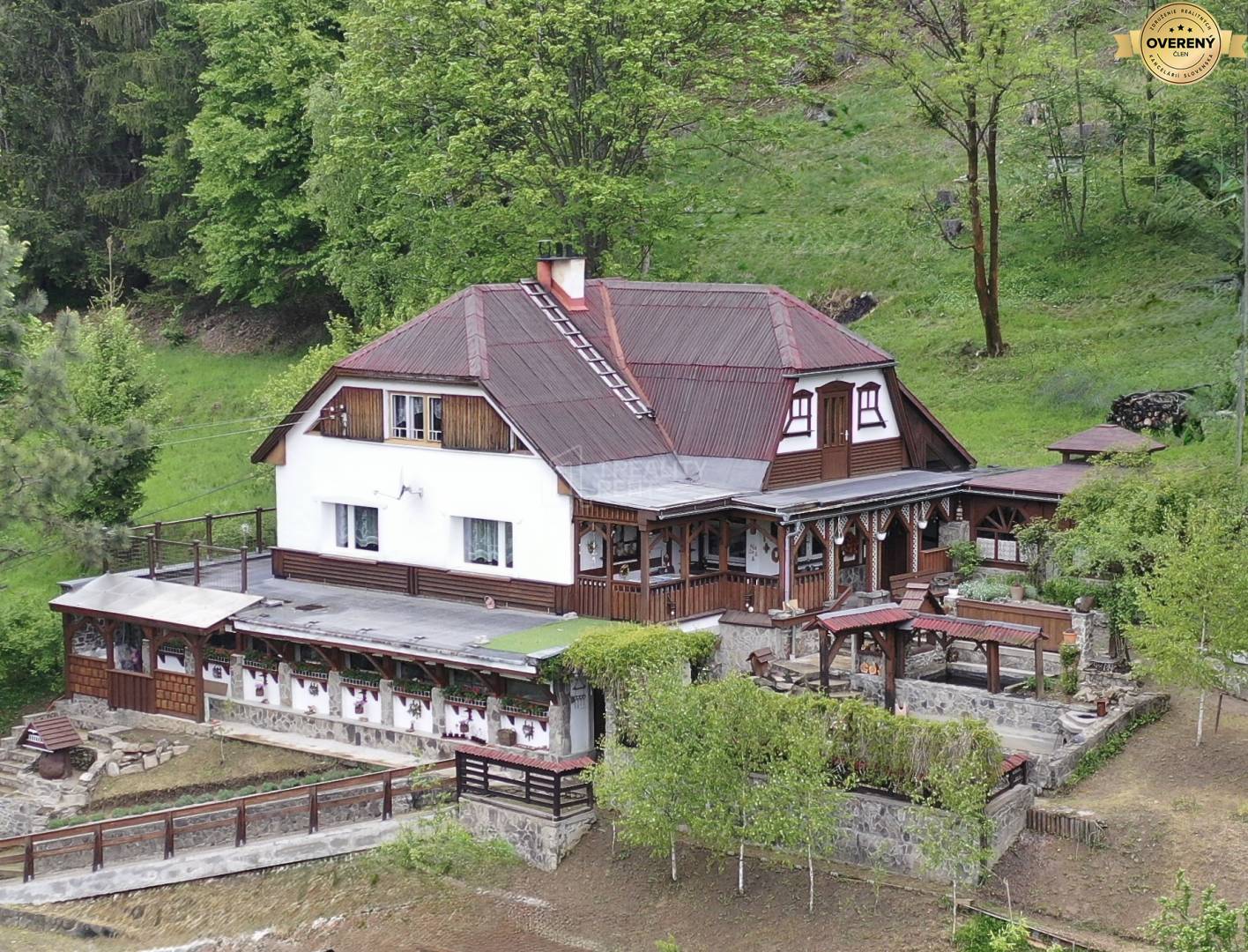 Rodinný dom pod lesom v Makove