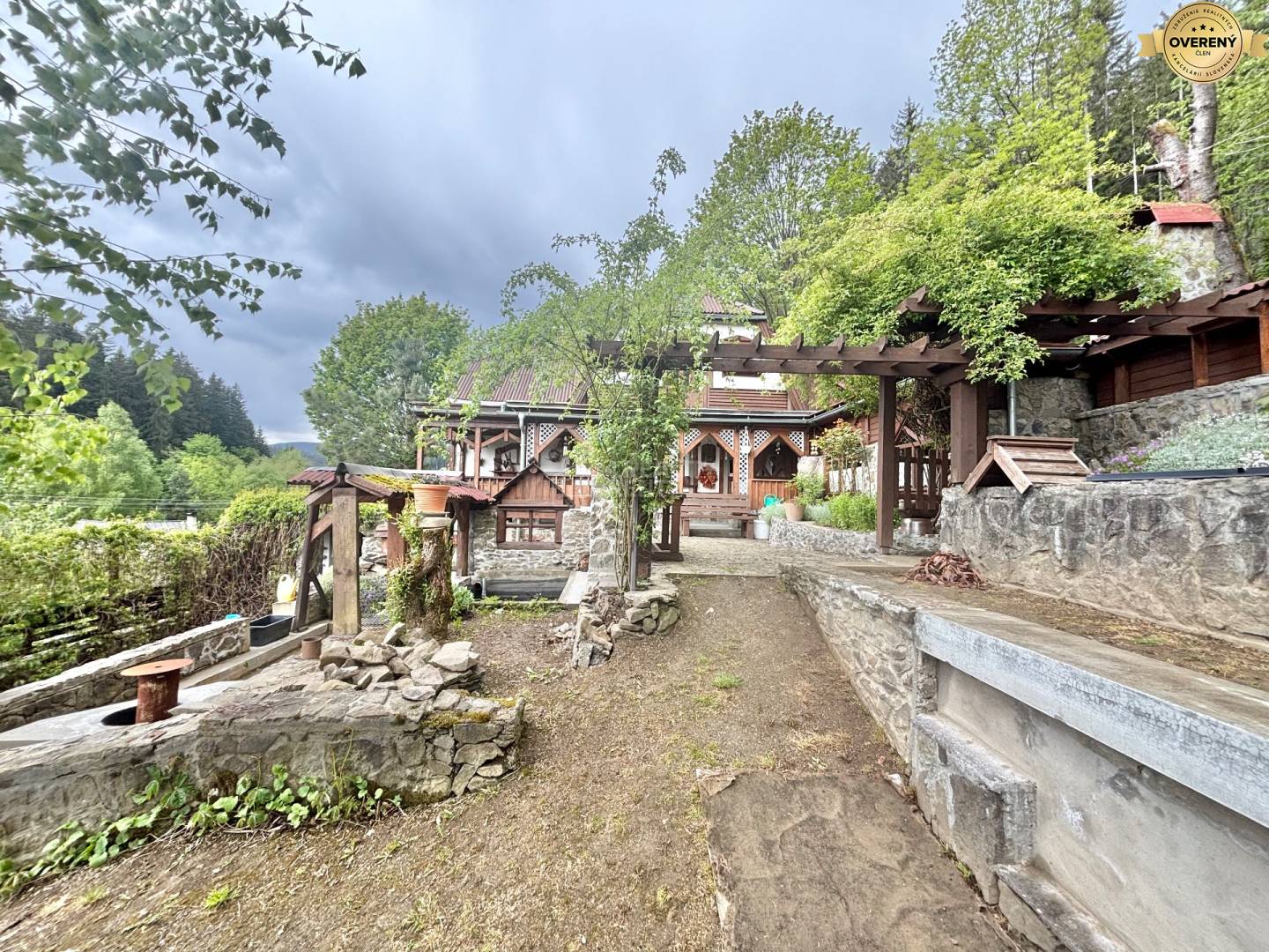 Rodinný dom pod lesom v Makove