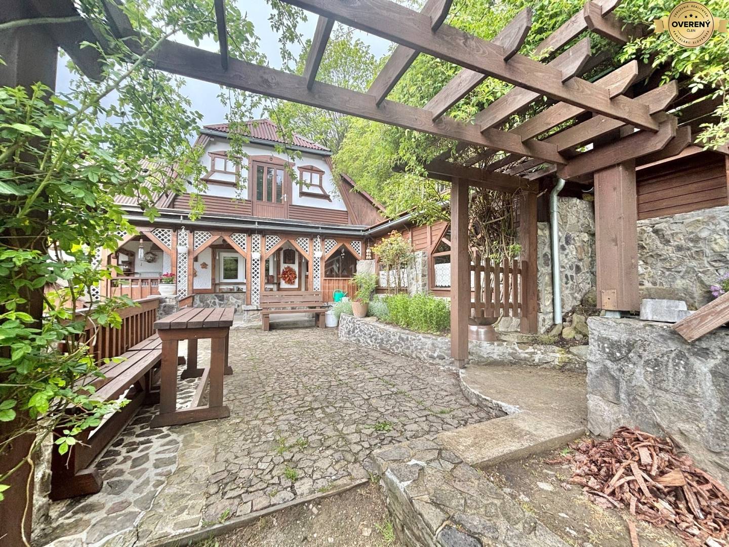 Rodinný dom pod lesom v Makove