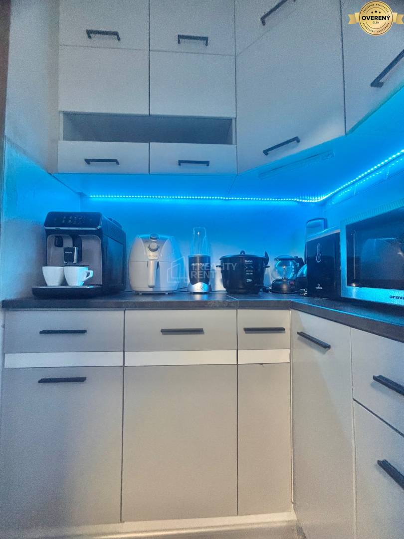 kuchyňa s jedálňou a loggiou a špajzou