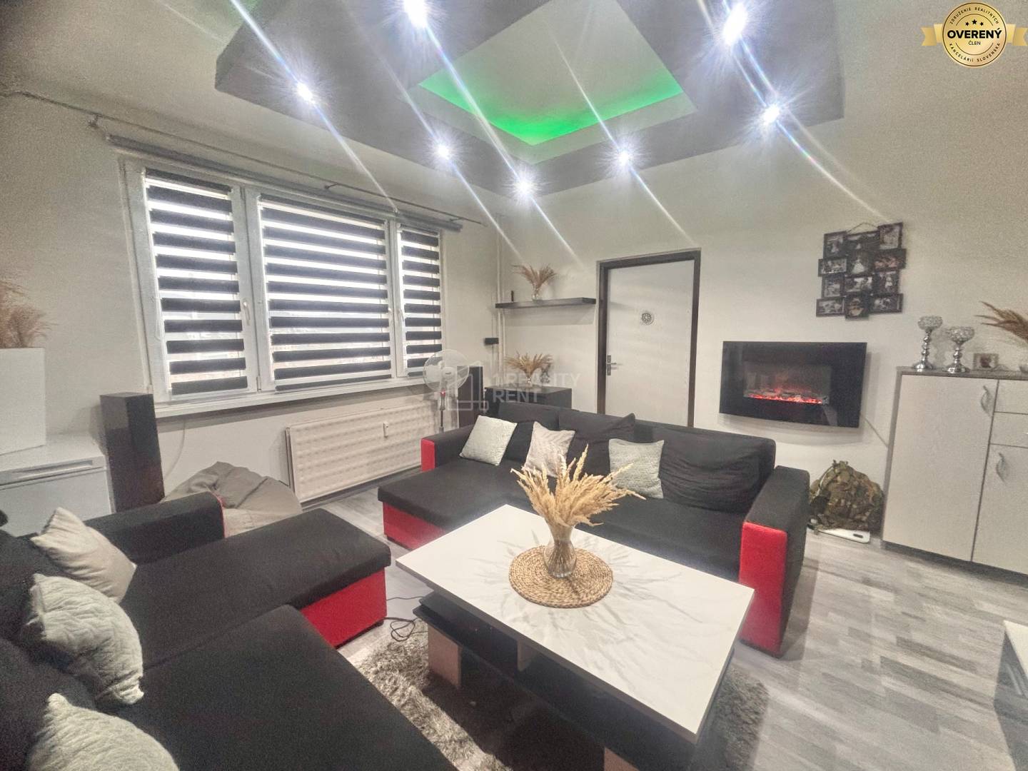 obývacia izba s krbom