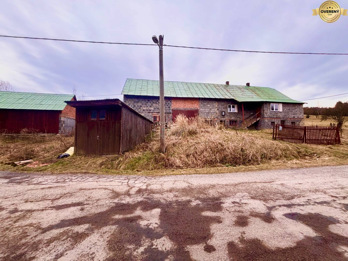 pozemok s rodinným domom - pohľad spredu