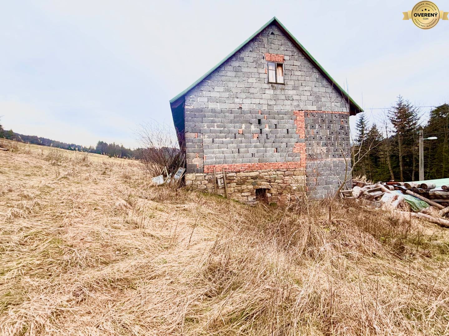 pozemok s rodinným domom pohľad zboku