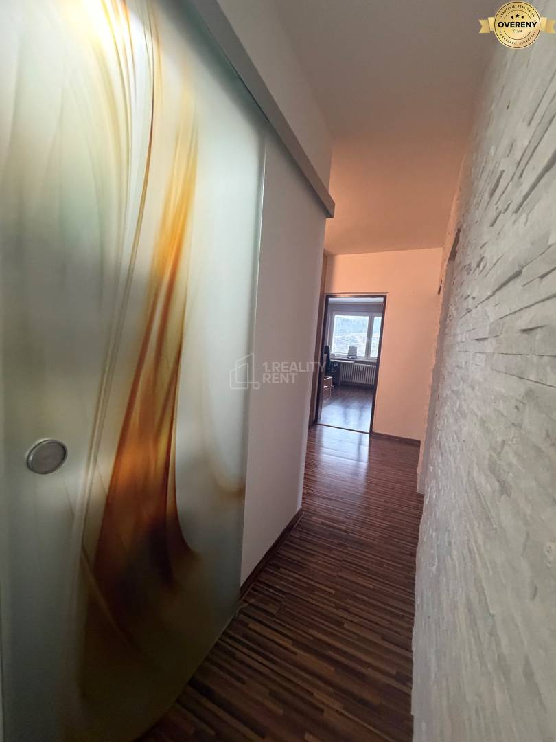 vstup do miestnosti práčka, sušička