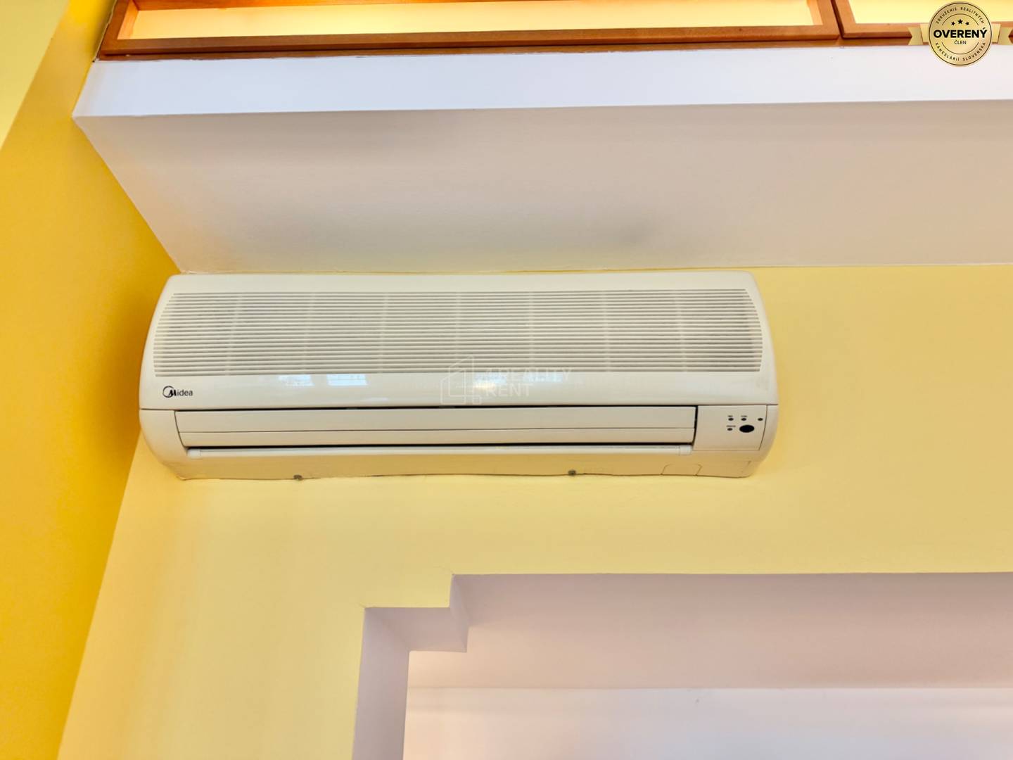 Klimatizácia na žltej stene v 3-izbovom byte.