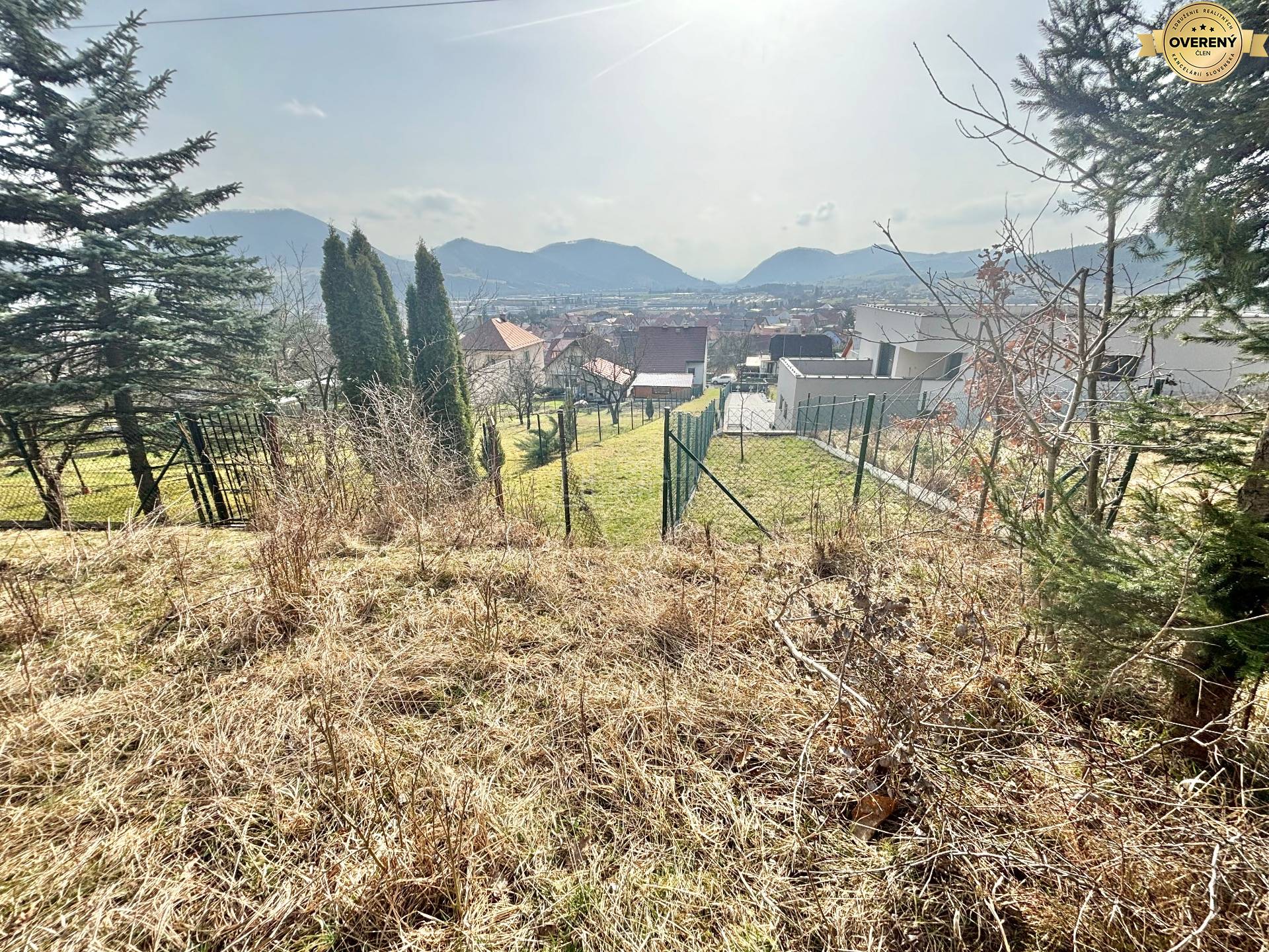 Pozemok na bývanie na Kukučínovej ulici v Kysuckom Novom Meste, obklopený prírodou a horami.
