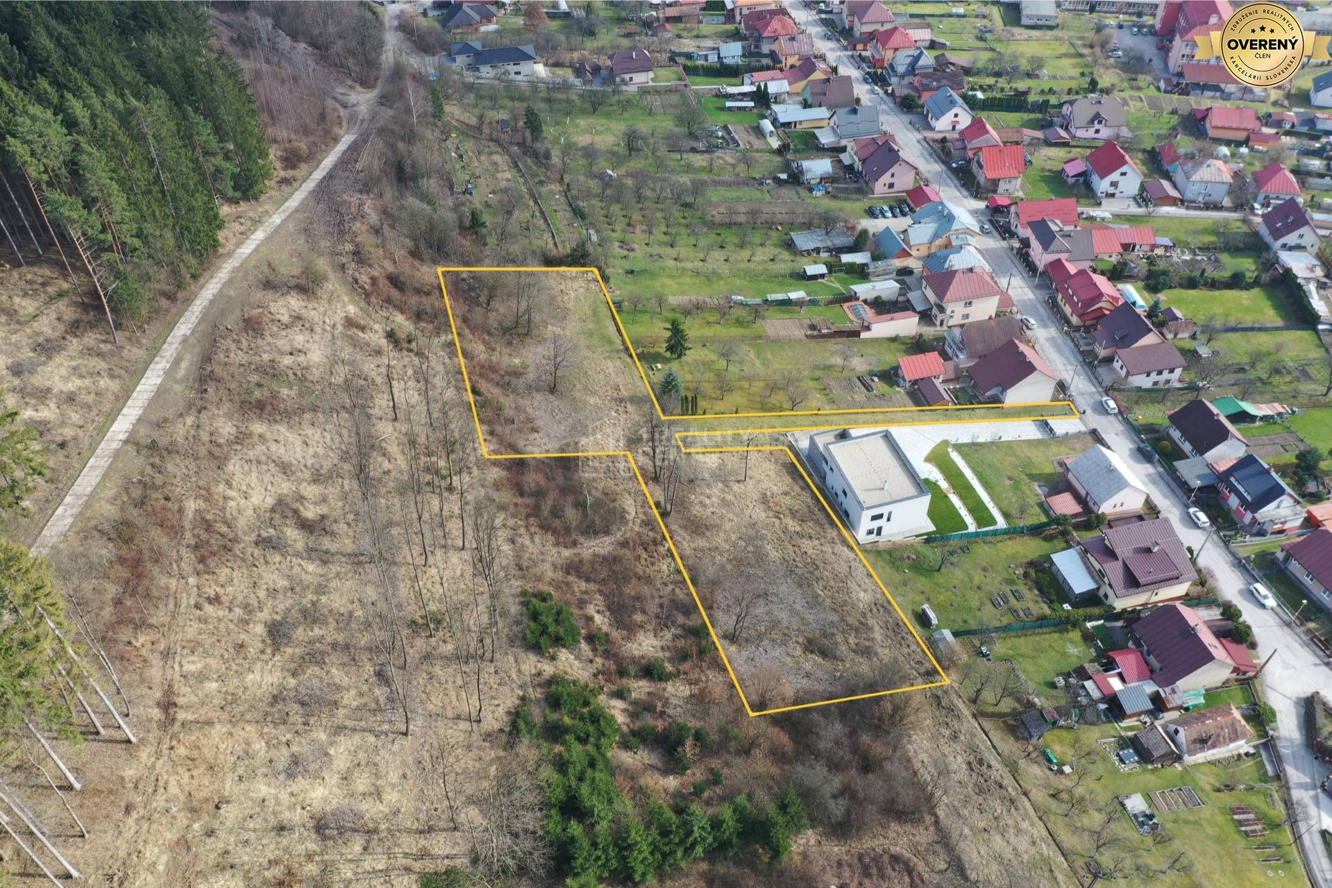 Letecký pohľad na pozemky na Kukučínovej ulici v Kysuckom Novom Meste.