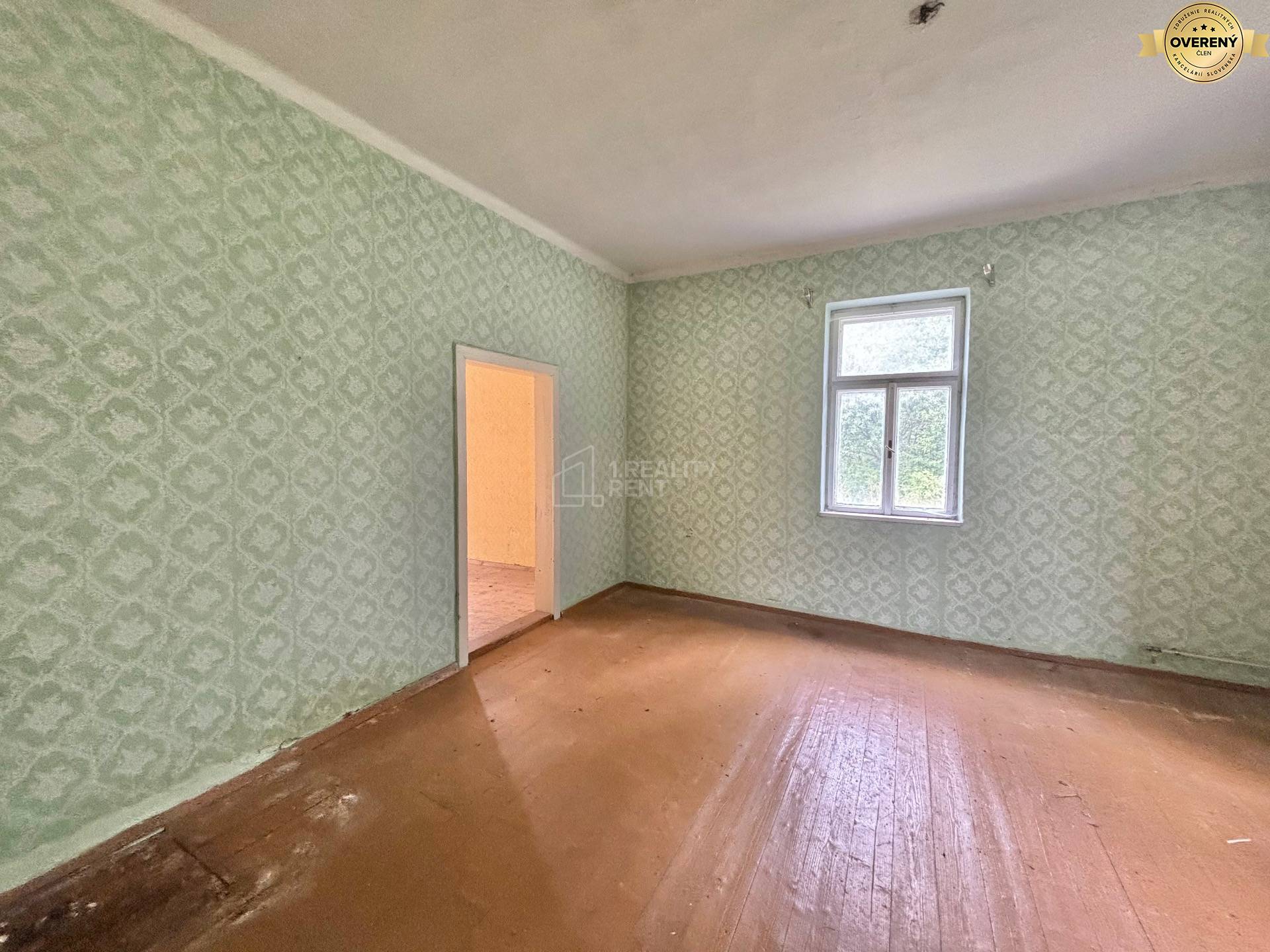 priestranná izba prízemie