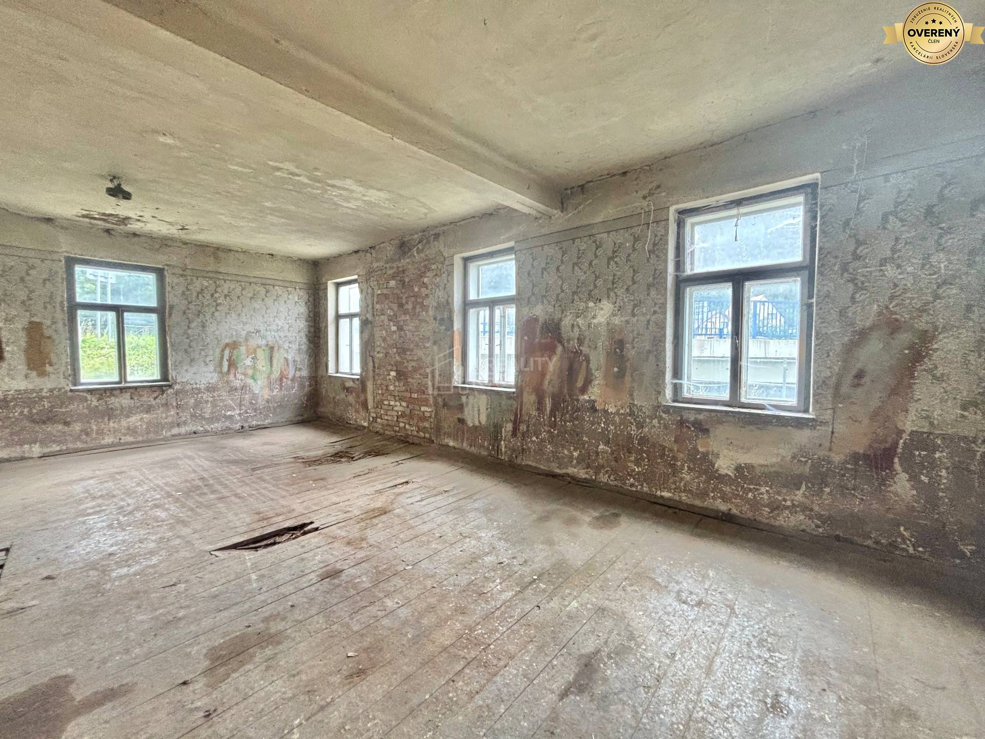 priestranná hala prízemie