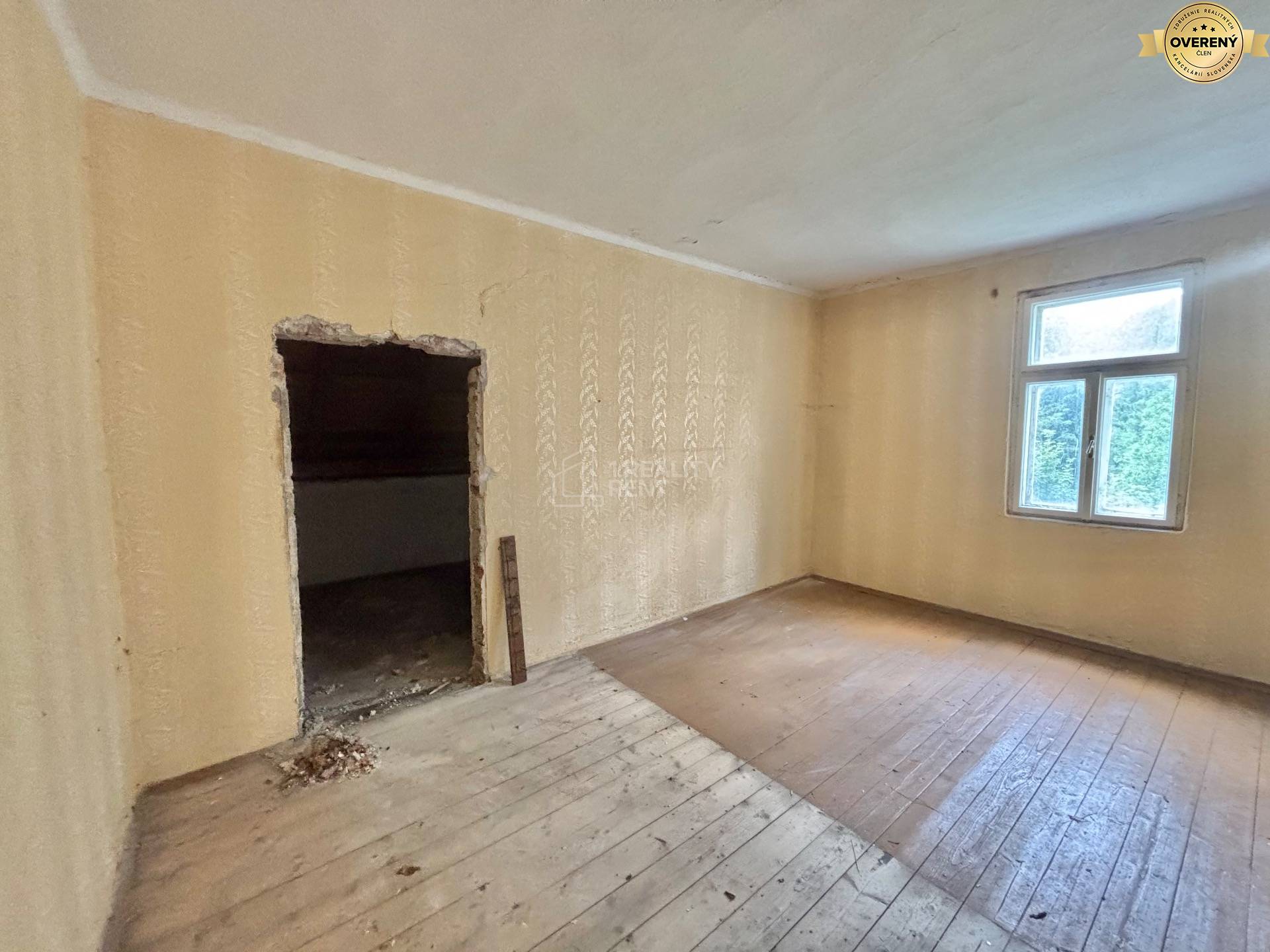 priestranná izba poschodie