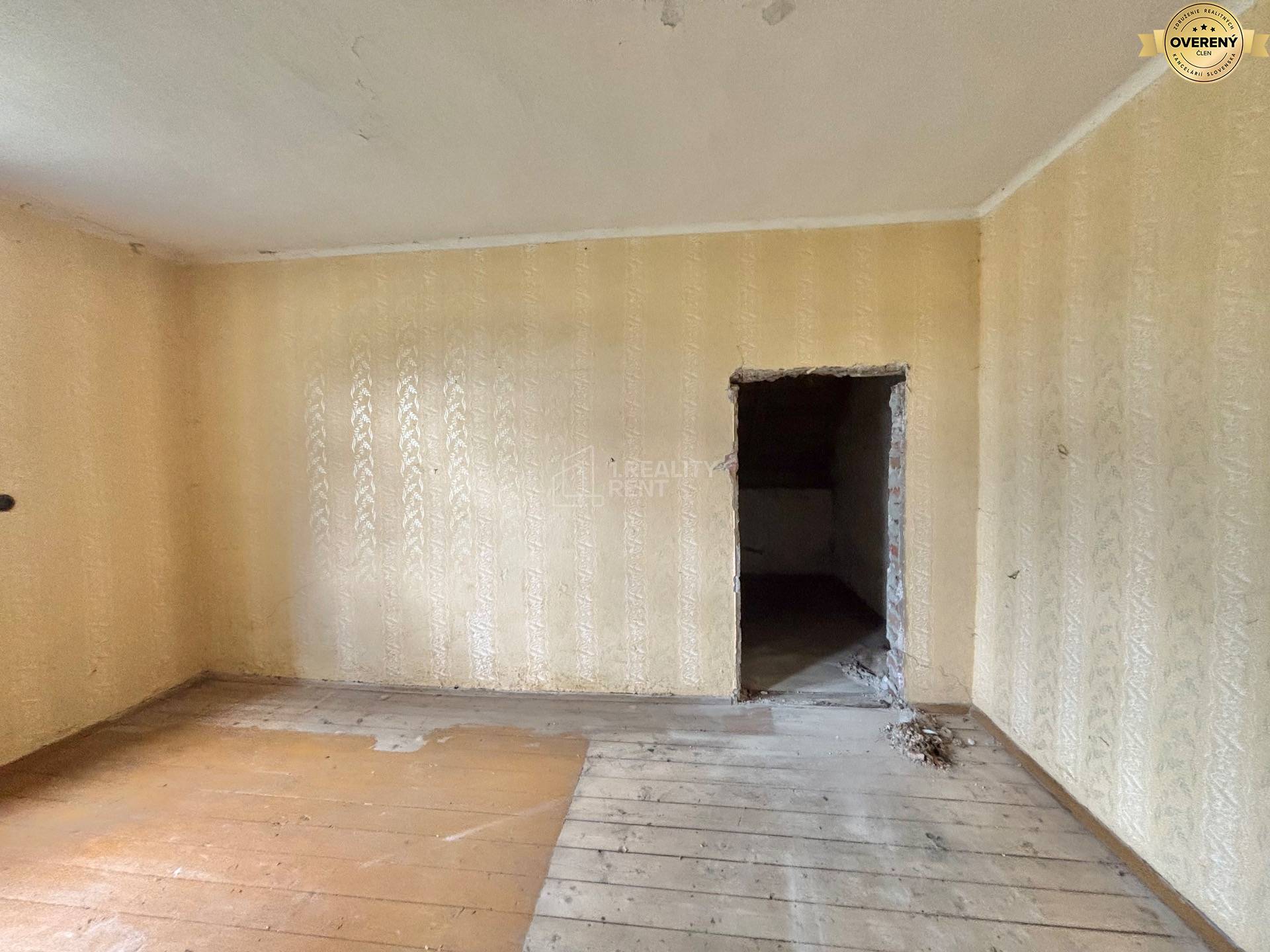 priestranná izba poschodie