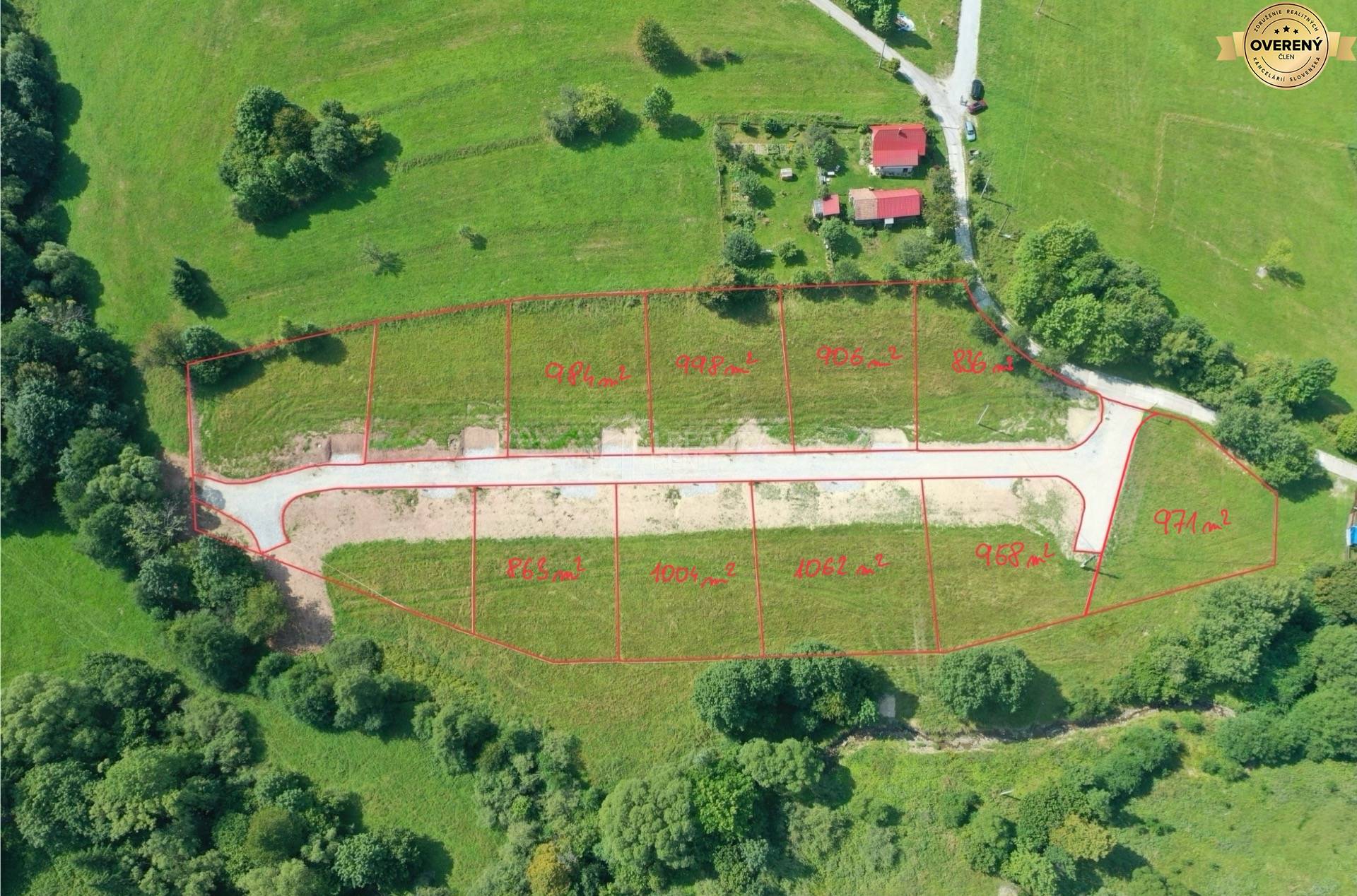 Pozemky na predaj v Makove na ulici Makov, s rozmermi a prístupovou cestou.