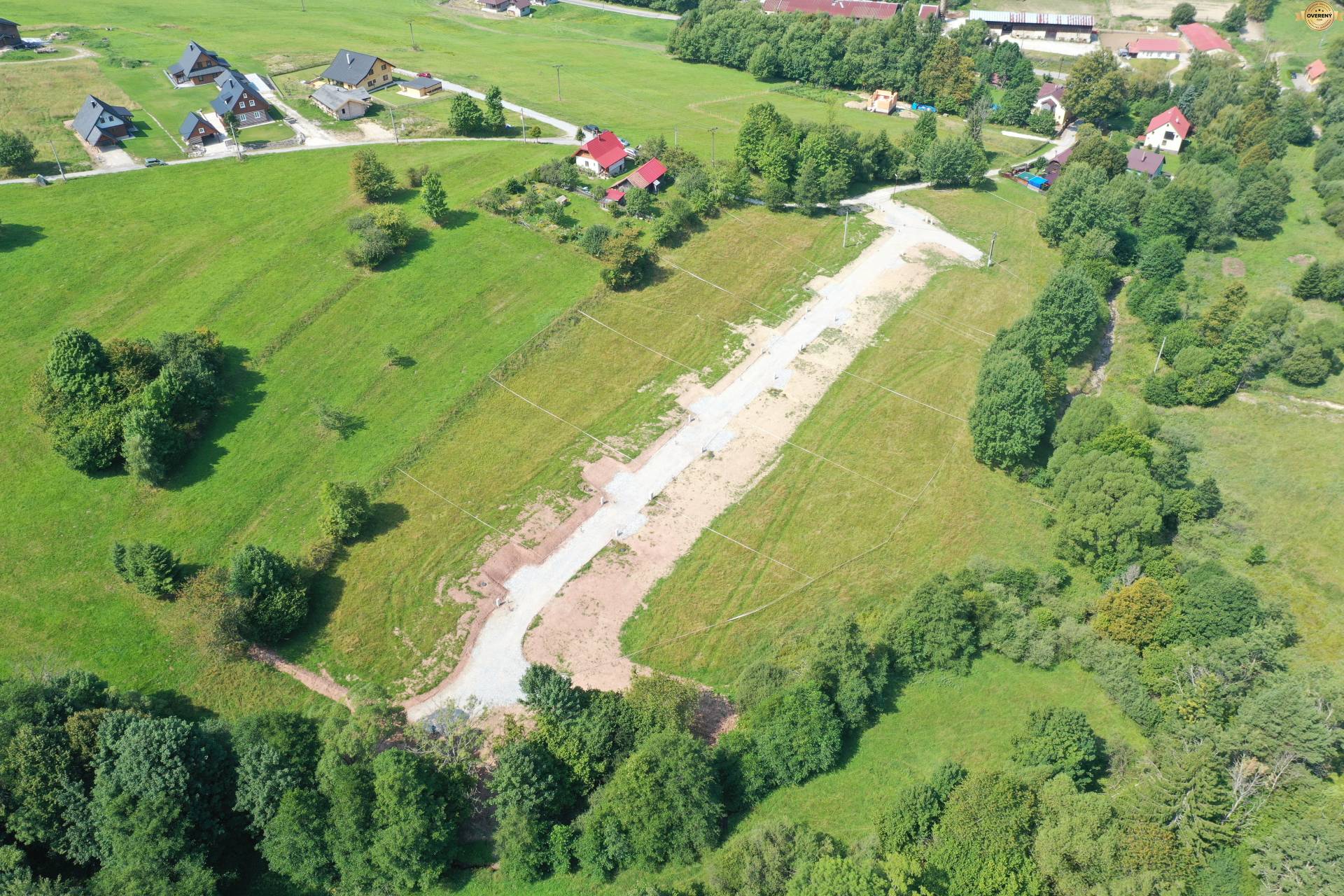 Rekreačné pozemky obklopené zeleňou v lokalite Makov na ulici Makov.