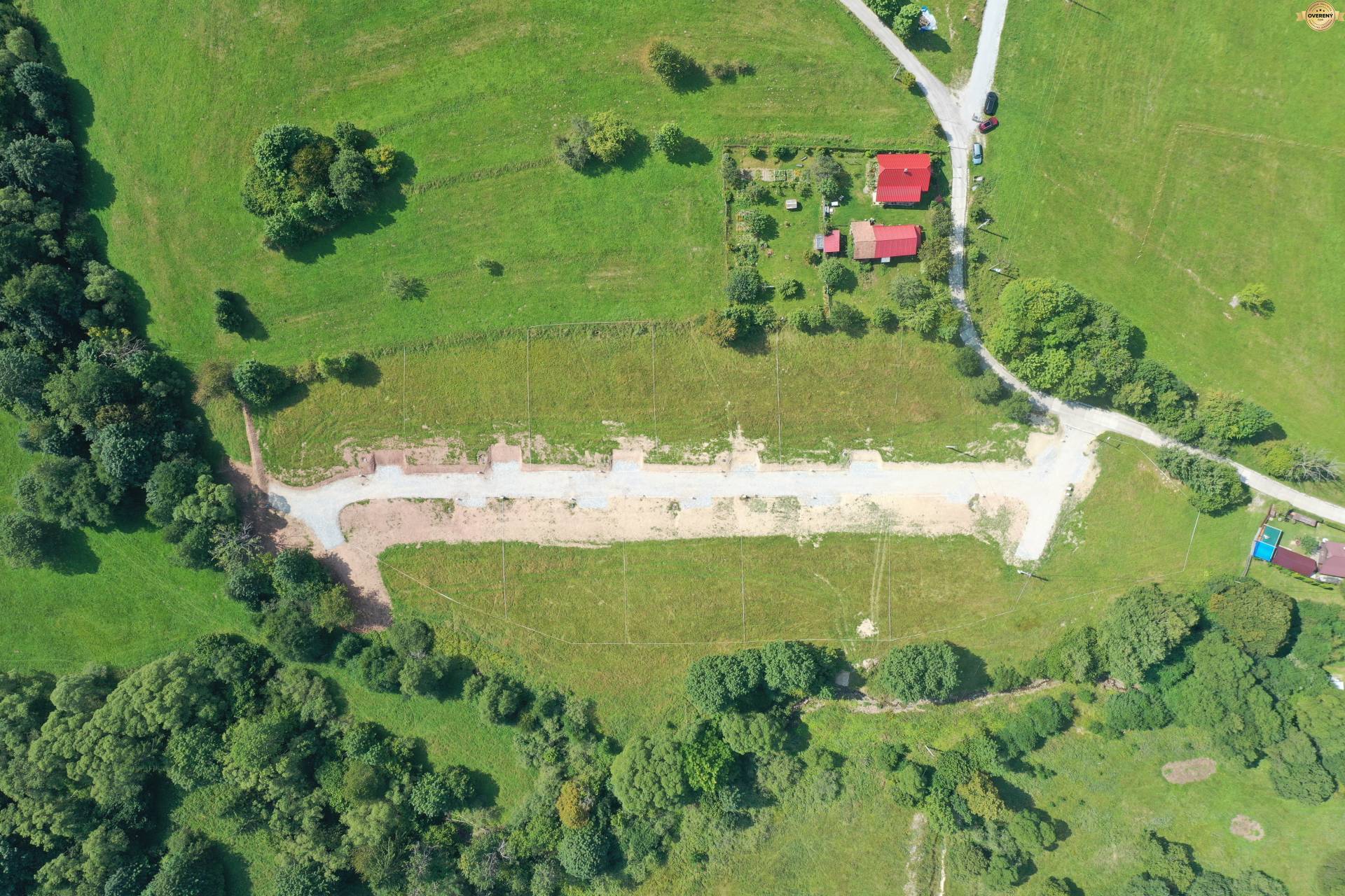 Záber rekreačných pozemkov v Makove, v Makove obklopených prírodou a zeleňou.