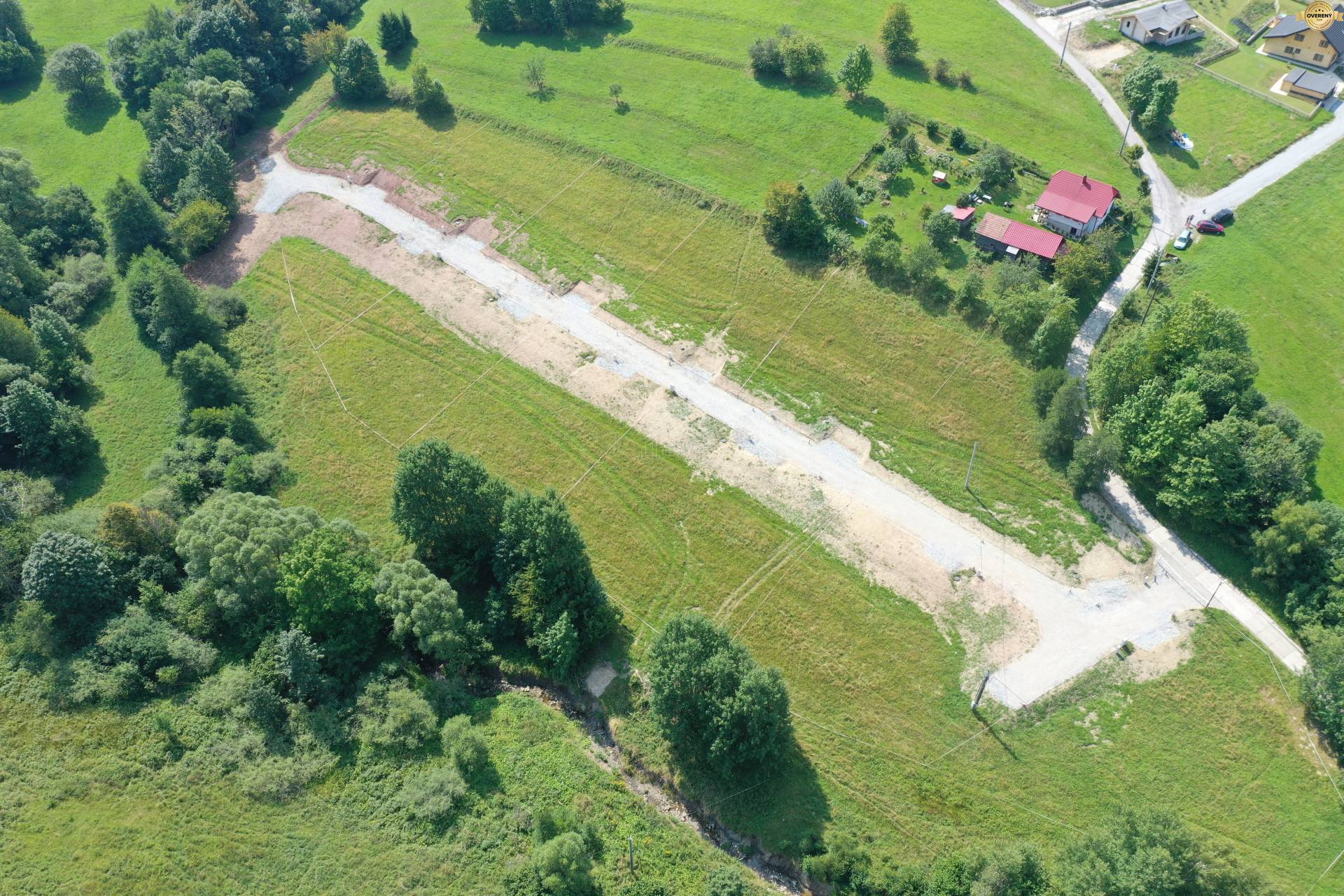 Letecký pohľad na rekreačné pozemky medzi stromami a domom v Makove.