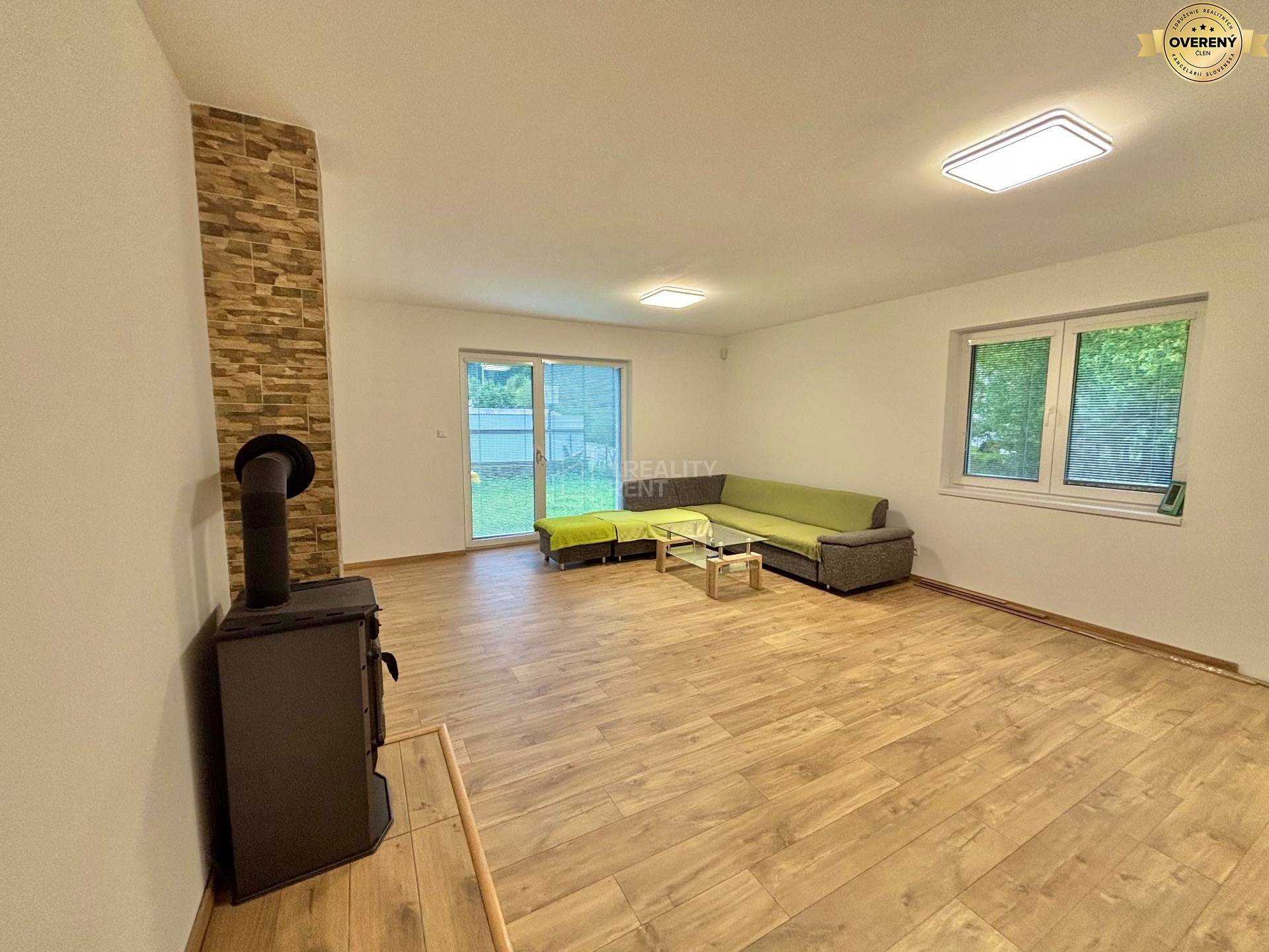 obývačka s kuchyňou