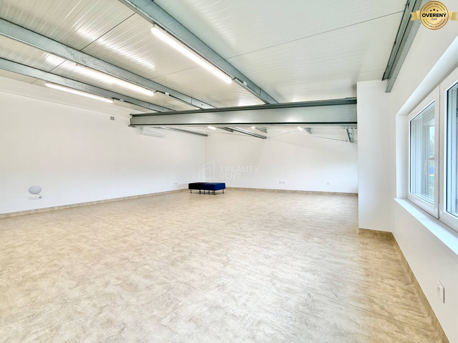 Daľšia priestranná kancelária 52,47 m2.