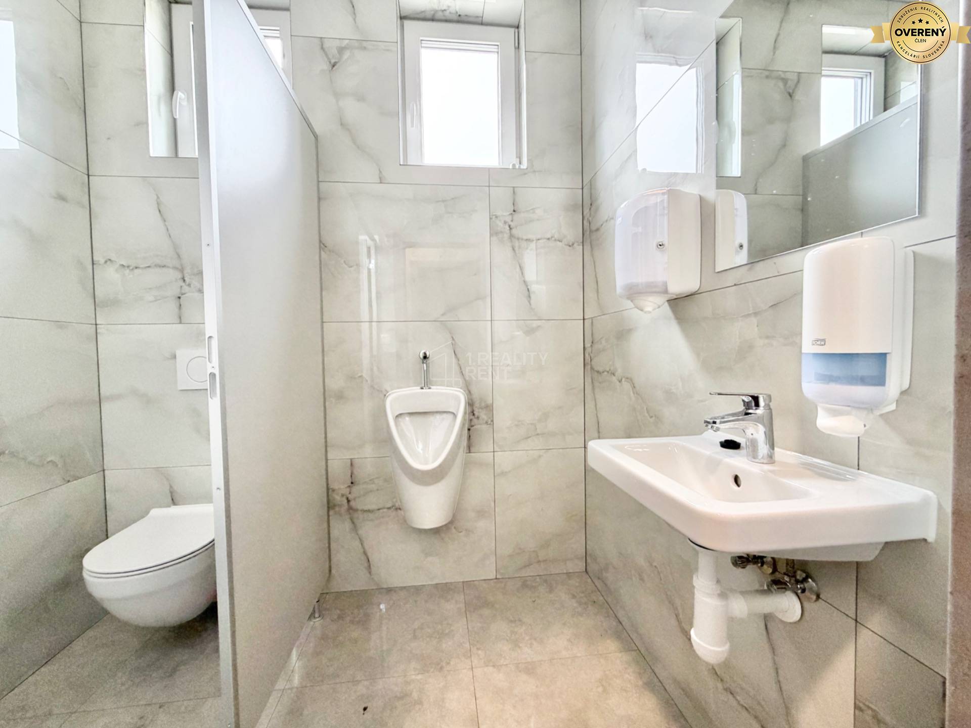 Kúpeľňa s umývadlom, pisoárom a toaletou, obložené dlaždicami, Kancelárie.