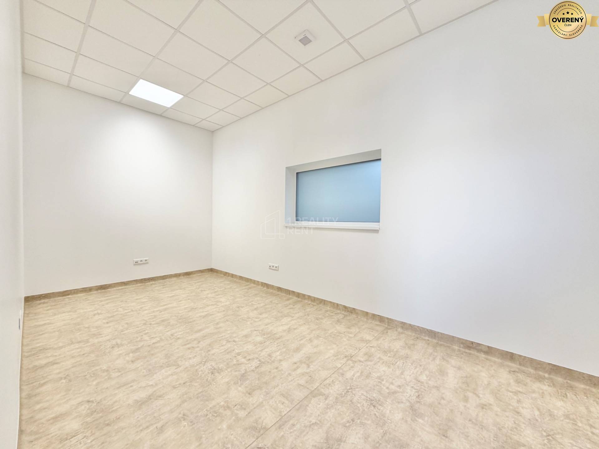 Biela miestnosť s podlahou s dreveným dekorom a oknom v kancelárii.