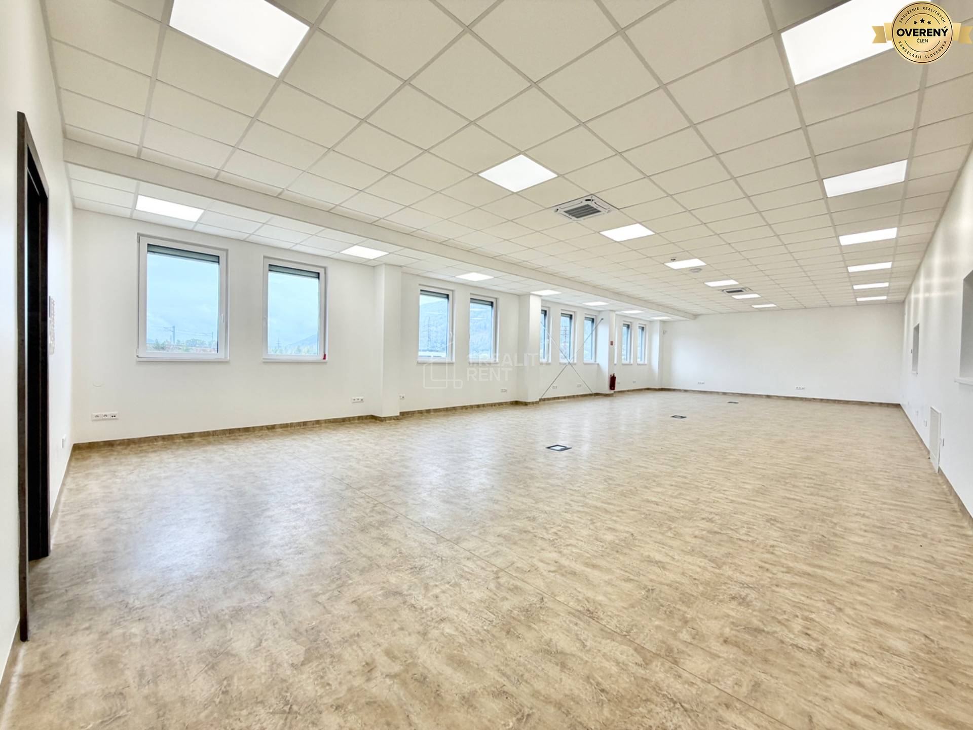 Priestranné kancelárie s podlahou s dreveným dekorom a oknami, Teplička nad Váhom, Teplička nad Váhom.