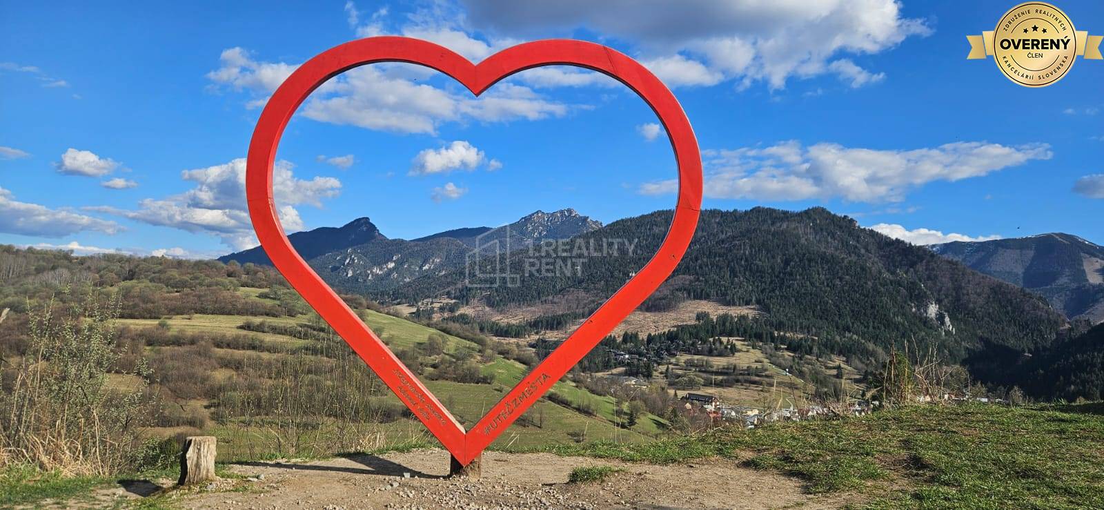 Výhľad na pohoria cez červené srdce v Terchovej s panorámou Vrátnych.