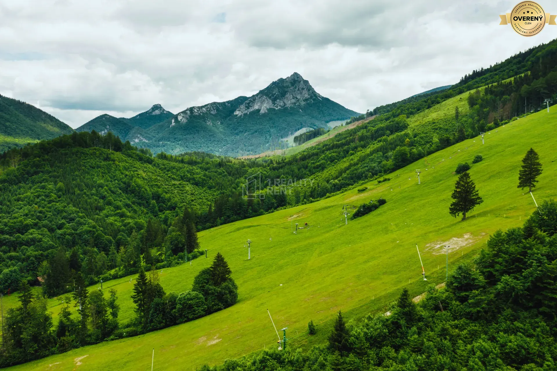 Zeleň Vrátnej a hory okolo Terchovej tvoria panorámu s lanovkou.