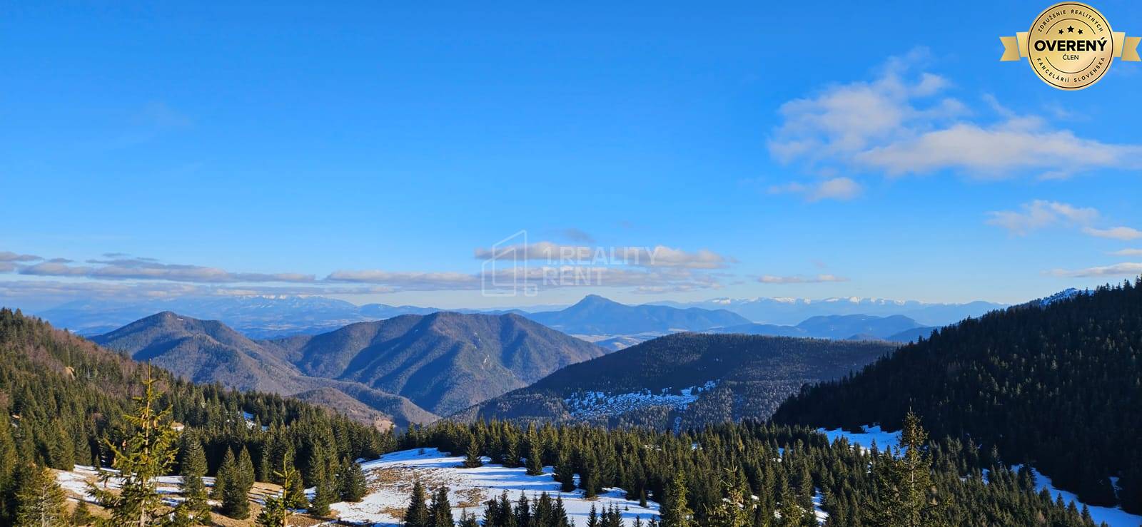 Pohľad na horskú krajinu z Terchovej na Vrátnu, s ihličnatými lesmi a modrou oblohou.