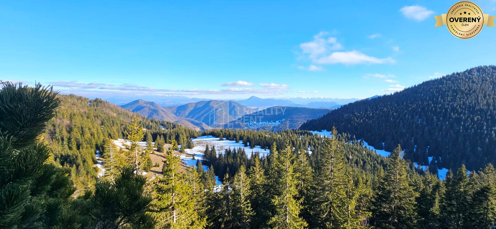 Zasnežená panoráma lesov a hôr v okolí Terchovej na Vrátnej.