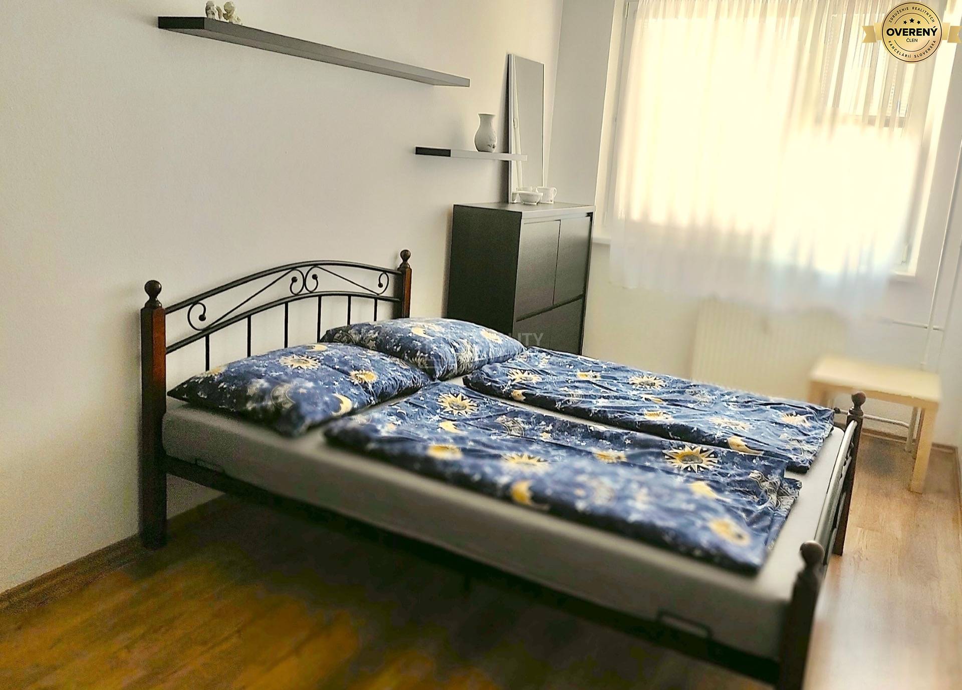 Spálňa s posteľou dvojizbový byt Hájik