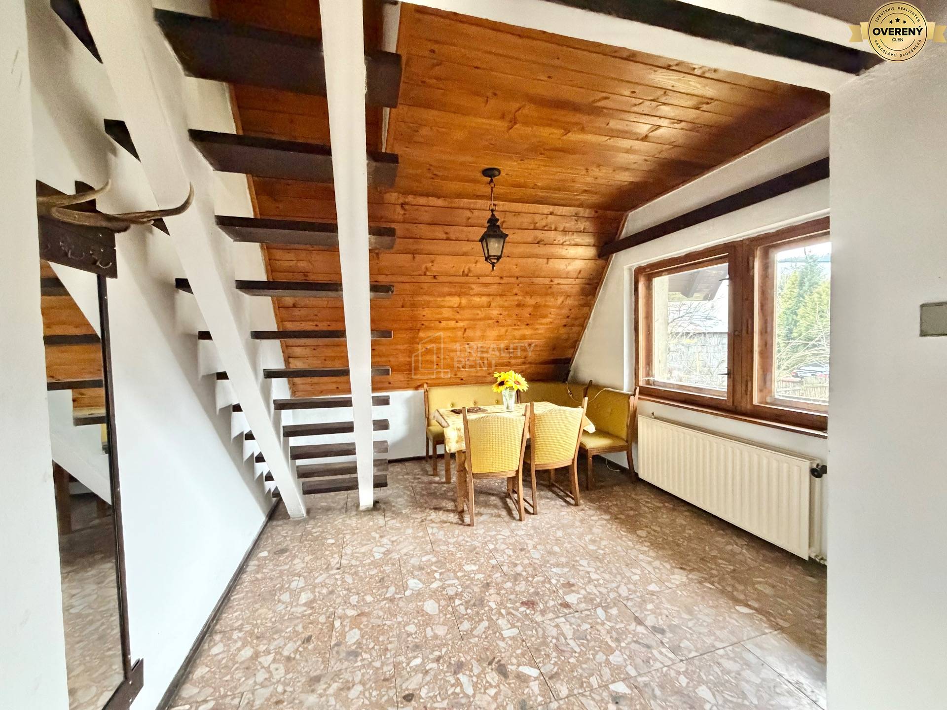 jedáleň so schodišťom