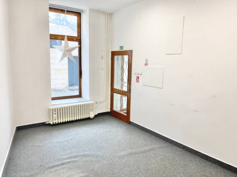 Prízemie obchodno kancelársky priestor 40 m² pešia zóna.