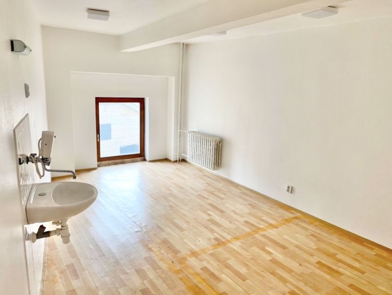 Mezonet obchodno kancelársky priestor 40 m² pešia zóna.