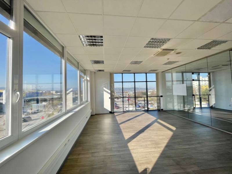 Kancelárske priestory 1600 m2 Living Žilina