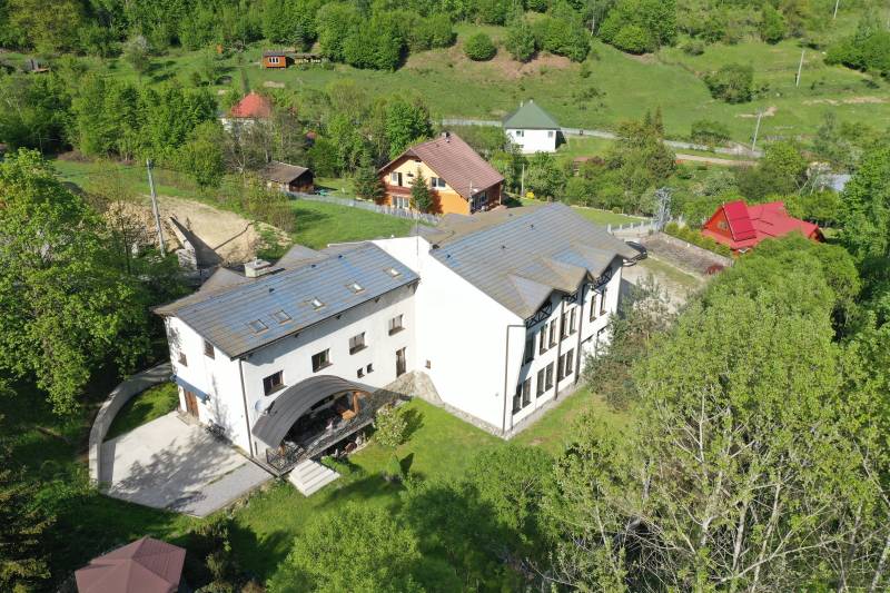 Letecký pohľad na Hotely a penzióny v Krásne nad Kysucou, Vlčov, obklopené zeleňou a domami.