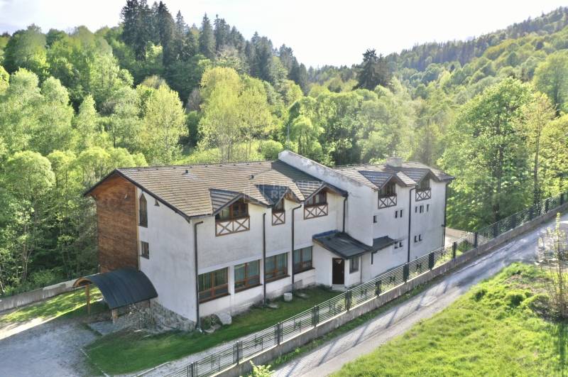 Penzión, Krásno nad Kysucou, obklopený lesmi, s prístupovou cestou popri budove.