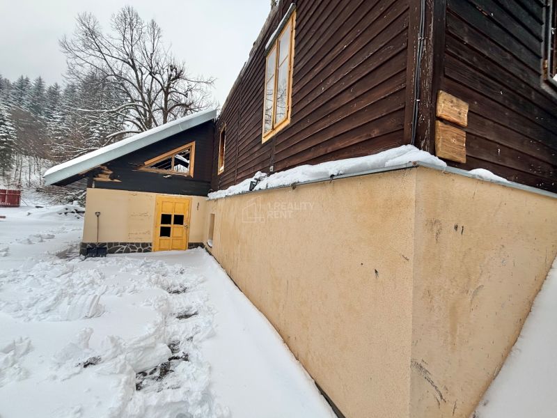 areál s nehnuteľnosťou po požiari v obci Makov