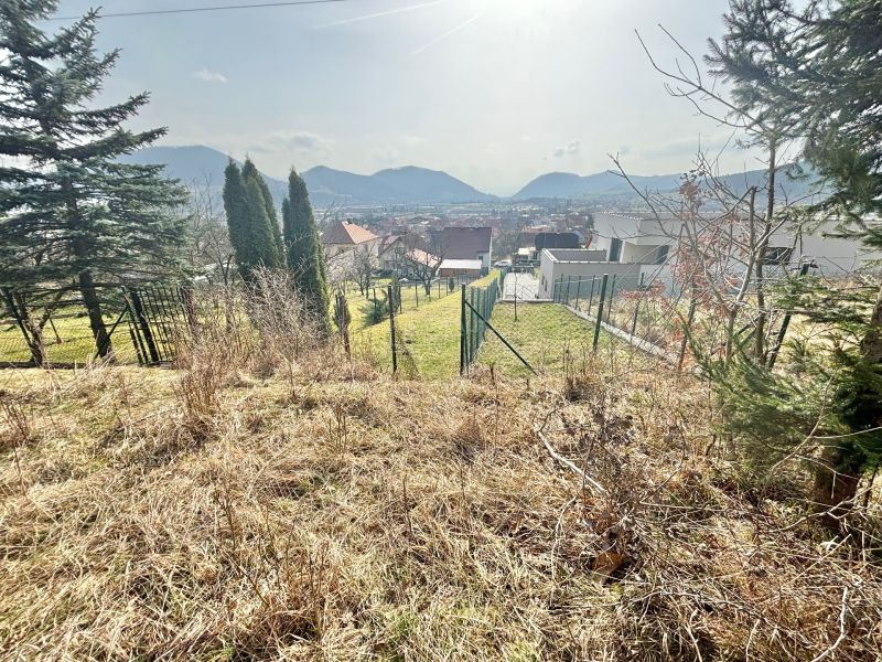 Pozemok na bývanie na Kukučínovej ulici v Kysuckom Novom Meste, obklopený prírodou a horami.