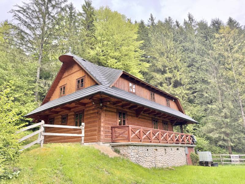 Drevená chata obklopená lesom na Malá Lučivná, Párnica. Pokojné prírodné prostredie.