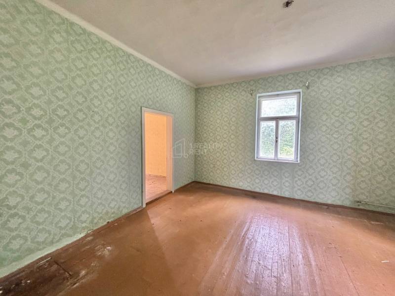 priestranná izba prízemie