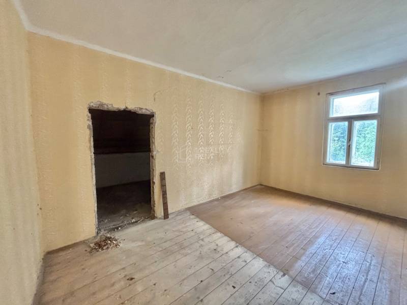 priestranná izba poschodie