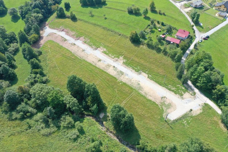 Letecký pohľad na rekreačné pozemky medzi stromami a domom v Makove.