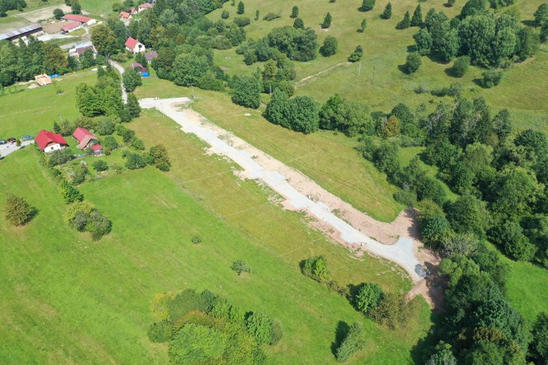 Lúky a stromy v Rekreačných pozemkoch na okraji Makova obklopujú vidiecke domy na ulici Makov.