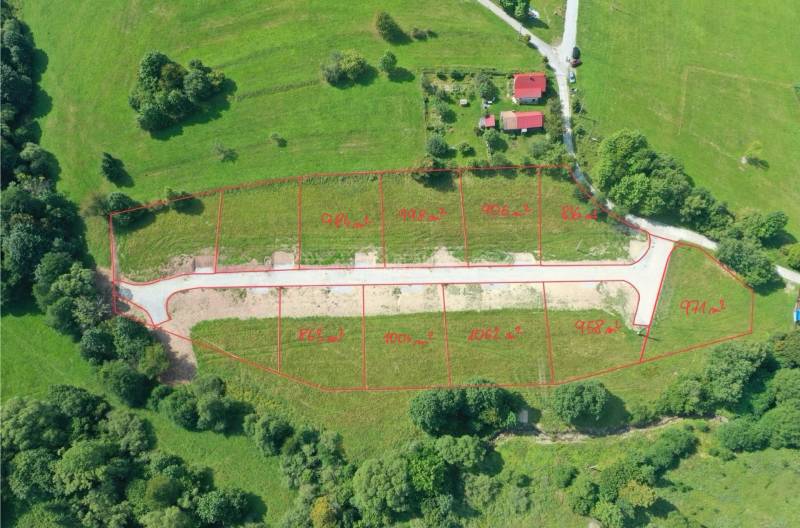 Pozemky na predaj v Makove na ulici Makov, s rozmermi a prístupovou cestou.