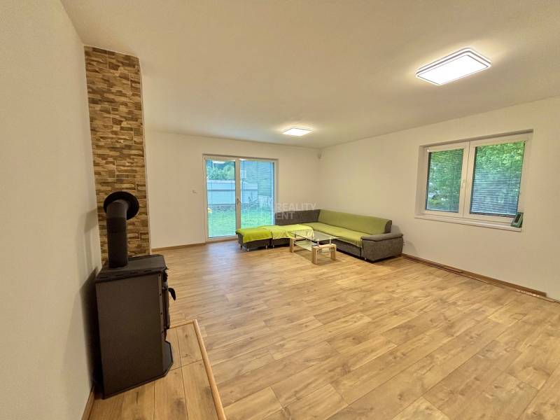 obývačka s kuchyňou