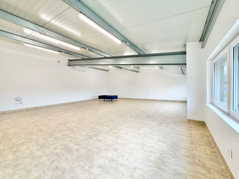 Daľšia priestranná kancelária 52,47 m2.