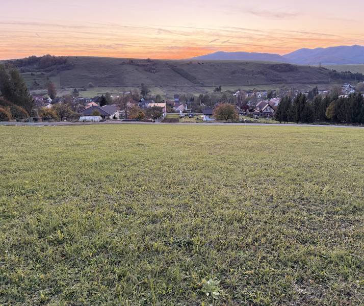 Pozemky na bývanie v Konskej s výhľadom na západ slnka a susednú dedinu.