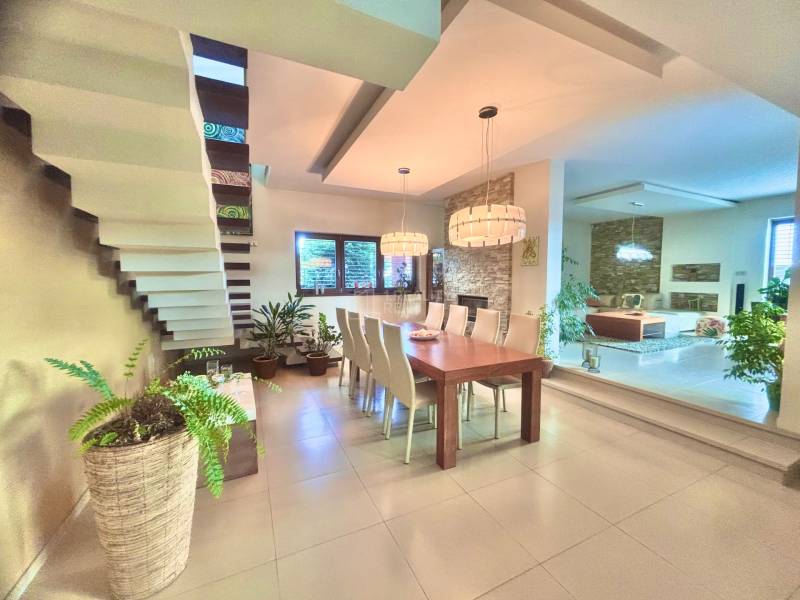 jedáleň so schodišťom